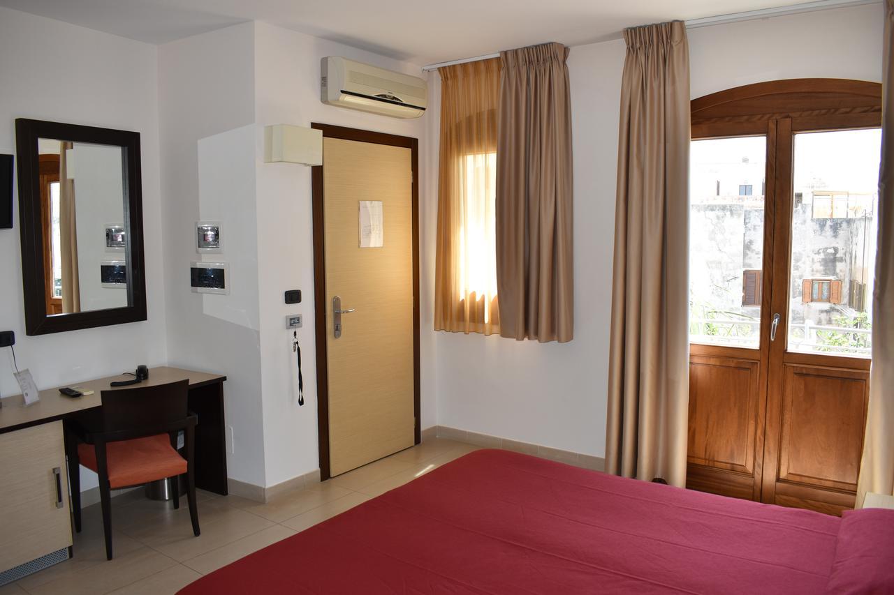 Hotel Il Portico ฟาวีญานา ภายนอก รูปภาพ
