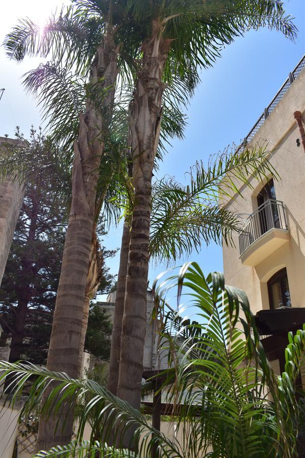 Hotel Il Portico ฟาวีญานา ภายนอก รูปภาพ