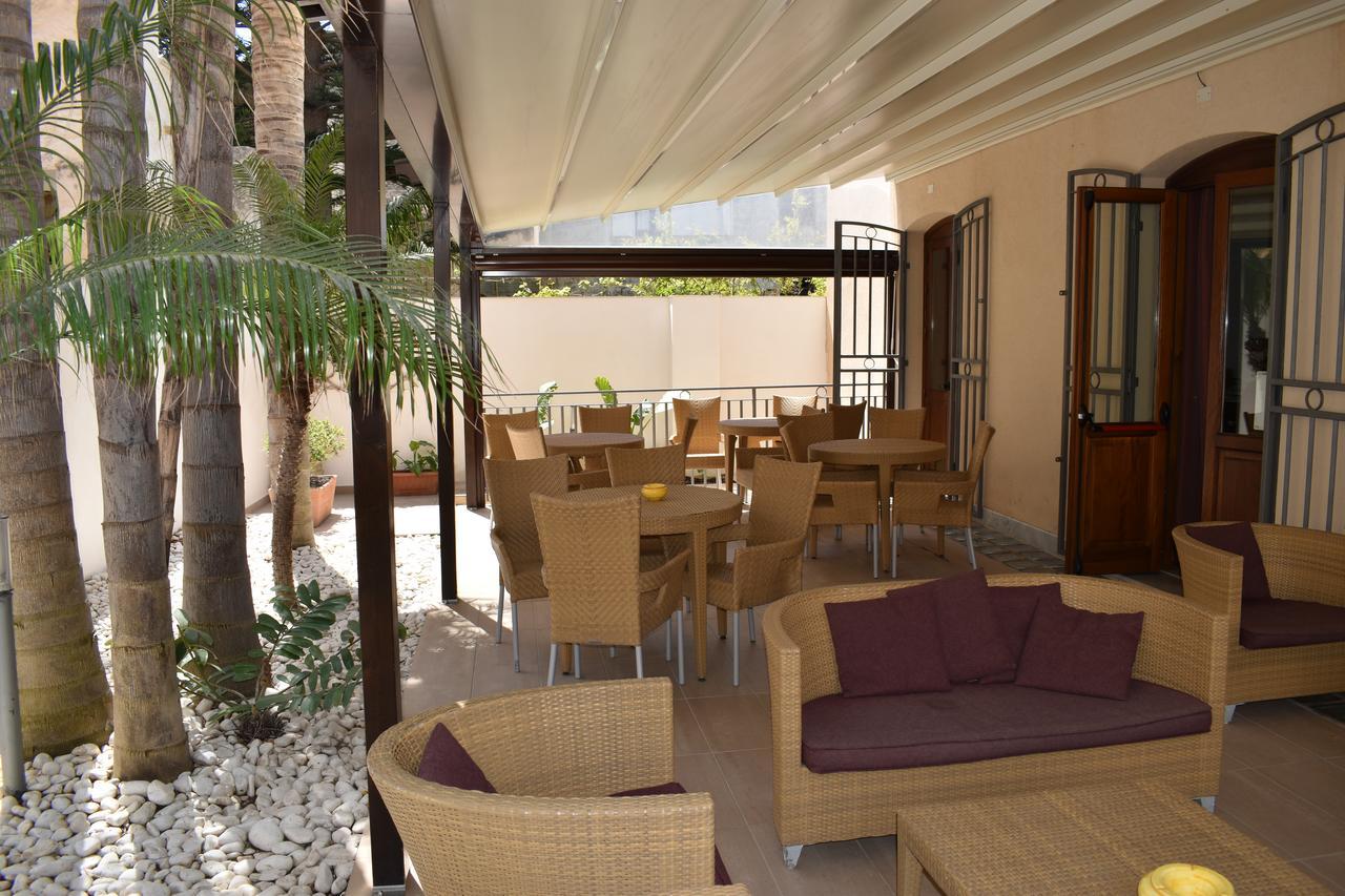 Hotel Il Portico ฟาวีญานา ภายนอก รูปภาพ