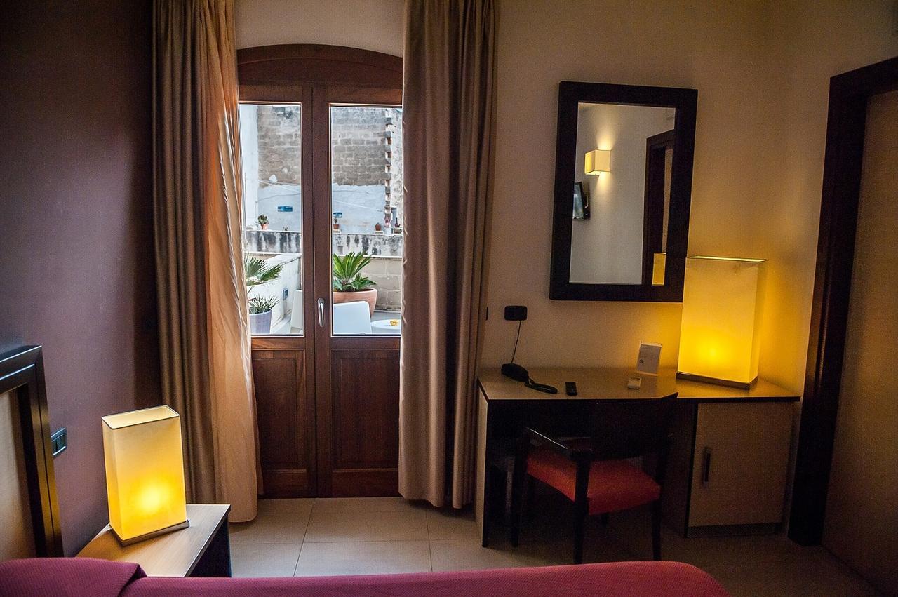 Hotel Il Portico ฟาวีญานา ภายนอก รูปภาพ